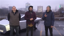 Tři muži stojící za ruským youtubovým kanálem Pushka Garazh.