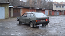 Youtubeři postavili Teslu Cybertruck ze starého ruského auta (model Lada...