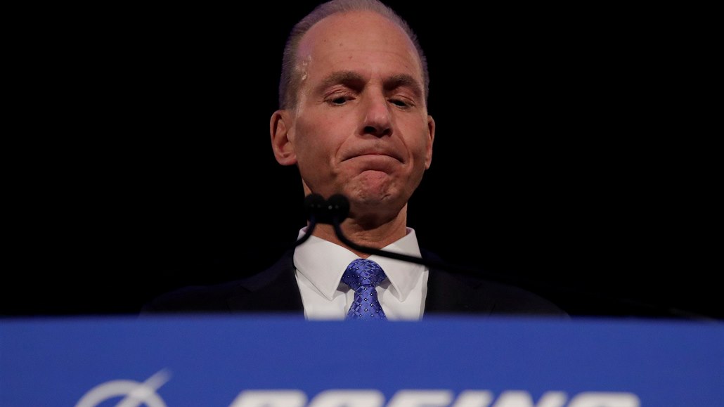 Dennis Muilenburg rezignuje na post éfa Boeingu.