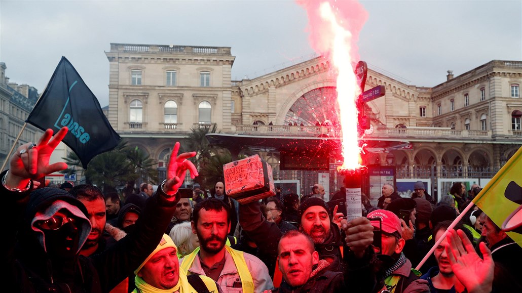 Demonstrující ve Francii proti reform dchodového systému.