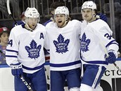 William Nylander z Toronta Maple Leafs slaví se spoluhrái gól do sít Rangers