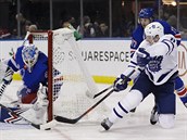 Zach Hyman z Toronta Maple Leaf se sna pekonat branke Rangers