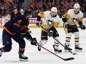 Dominik Simon z Pittsburghu se sna udret kotou na sv hokejce