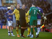 Branká EvertonuJordan Pickford diskutuje s rozhodím bhem utkání proti...