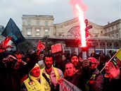 Demonstrující ve Francii proti reform dchodového systému.