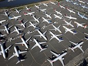 Uzemnná letadla 737 Max plní vechny dostupné plochy kolem závodu Boeingu v...