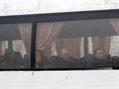 Vlen zajatci jsou vidt skrz okno autobusu.