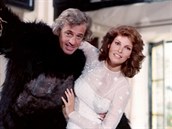 Jean-Paul Belmondo a Raquel Welchová ve filmu Zvíe (1977).