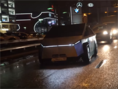 Postavená Tesla Cybertruck v moskevských ulicích.