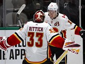 Branká Calgary Flames David Rittich (33) slaví se spoluhráem Matthewem...
