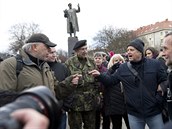 Demonstrace u sochy ruského marála Konva v Praze 6.