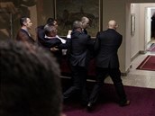 Potyky v ernohorském parlamentu. Policisté odnáejí opoziního poslance.