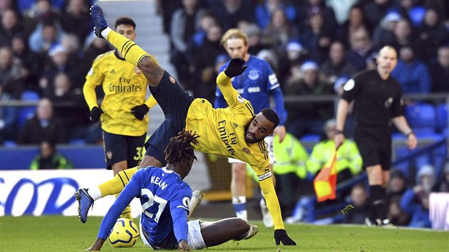 Moise Kean z Evertonu a Alexandre Lacazette z Arsenalu v souboji o mí� b�hem...