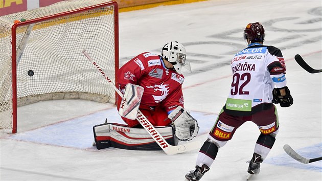 Vladimír R��i�ka ze Sparty (vpravo) st�ílí gól. Vlevo je branká� T�ince Jakub...