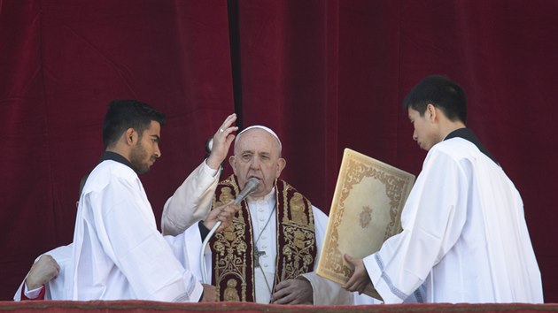Pape Frantiek ehná Mstu a svtu