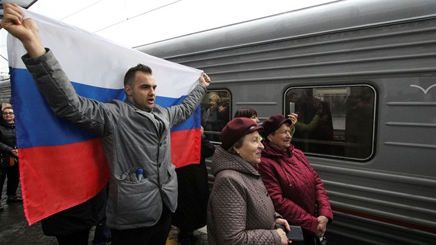 Lidé vítají první vlak, který pijel z Petrohradu na Krym.