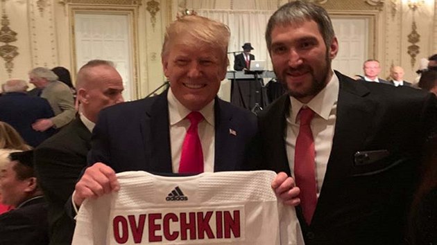 Donald Trump s dresem Alexandera Ovechkina.