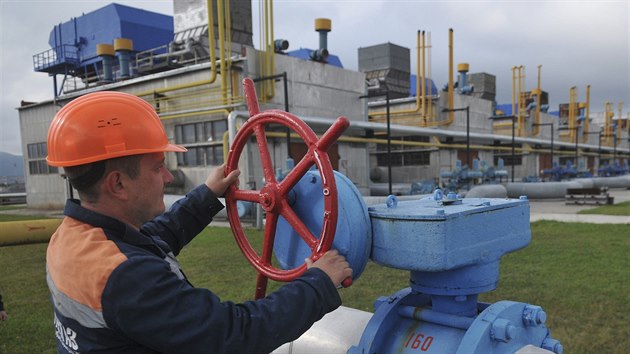 Pracovník plynárenské spolenosti na Ukrajin