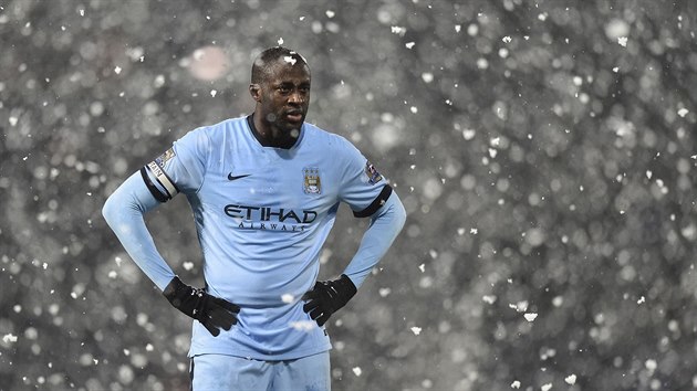 Yaya Touré z Manchesteru City ve snhové vánici (foto archiv).