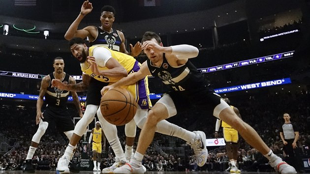 Momentka z utkání NBA Milwaukee Bucks' a Los Angeles Lakers.