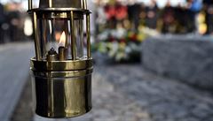 Více ne� dvoumetrové dílo socha�e Martina Kucha�e posv�til pomocný...