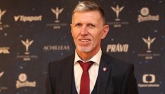 Trenér �eské fotbalové reprezentace Jaroslav �ilhavý pózuje fotograf�m.