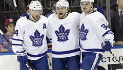 William Nylander z Toronta Maple Leafs slaví se spoluhrái gól do sít Rangers