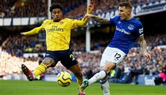 Lucas Digne s Evertonu a Reiss Nelson z Arsenalu bojují o mí�