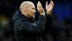 Doasný kou Arsenalu Freddie Ljungberg se louí s fanouky po remíze s...