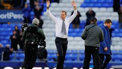 Do�asný kou� Evertonu Duncan Ferguson se lou�í s fanou�ky po utkání s Arsenalem