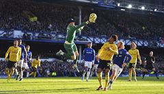 Branká� Evertonu Jordan Pickford ni�í jednu ze �ancí Arsenalu