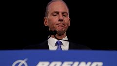 Dennis Muilenburg rezignuje na post éfa Boeingu.