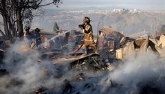 Hasiči ve Valparaísu, kde shořelo přes 150 domů. | na serveru Lidovky.cz | aktuální zprávy