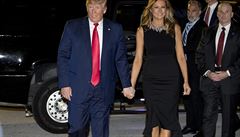 Donald Trump se svojí man�elkou Melanií p�ijí�dí na váno�ní ve�írek.