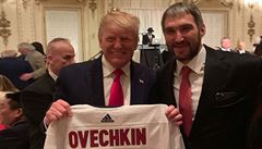 FOTO: Ovečkin přijal Trumpovo pozvání na vánoční večírek, věnoval mu dres Washingtonu