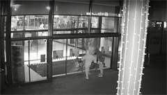Lupiči během vloupání do obchodního centra Arkády Pankrác.