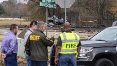 Malé letadlo se v Louisianě zřítilo na parkoviště poštovního úřadu, v troskách zahynulo pět lidí