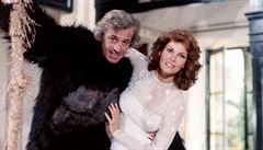 Jean-Paul Belmondo a Raquel Welchová ve filmu Zvíře (1977).