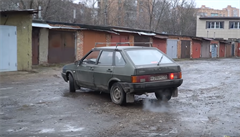 Youtube�i postavili Teslu Cybertruck ze starého ruského auta (model Lada...