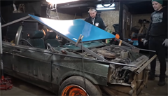 Pr�b�h transformace staré Lady Samary na repliku Tesly Cybertruck.