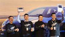 Šéf šanghajské továrny Zhu Xiaotong pózuje se zaměstnanci první Tesla továrny...
