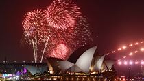 Velkolep ohostroj nad budovou opery v australskm Sidney