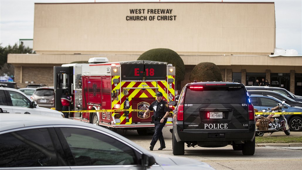 Policie a hasii zasahují u kostela West Freeway Church of Christ v Texasu, kde...