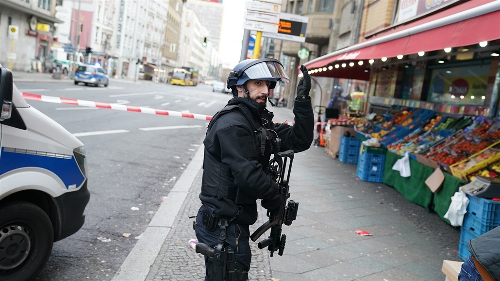 V centru Berlína dolo ke stelb poblí Checkpointu Charlie, policie blokuje...