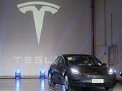 anghajská továrna dnes zahájila dodávky Tesla elektromobil.