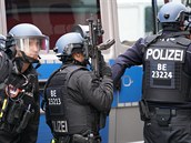Berlín: policisté blokují silnici k Checkpointu Charlie.