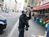 V centru Berlna dolo ke stelb pobl Checkpointu Charlie, policie blokuje...