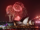 Velkolep ohostroj nad budovou opery v australskm Sidney
