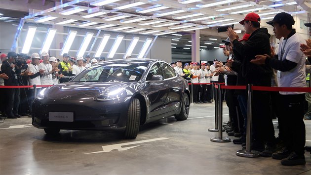 Tesla Model 3 - jeden z prvních 15 voz vyrobených v anghaji.