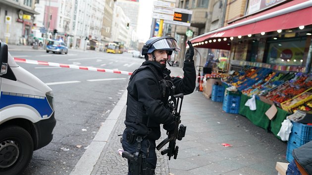 V centru Berlína dolo ke stelb poblí Checkpointu Charlie, policie blokuje...